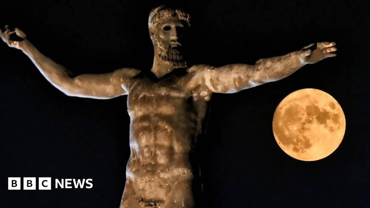 Rare Sturgeon Moon Lights Up UK Skies