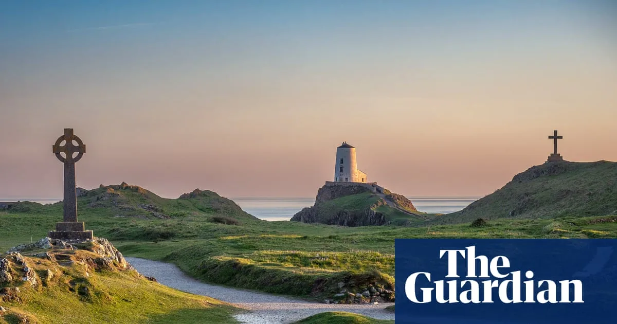 Readers' Favourite UK Coast Walks: From Anglesey to the Highlands