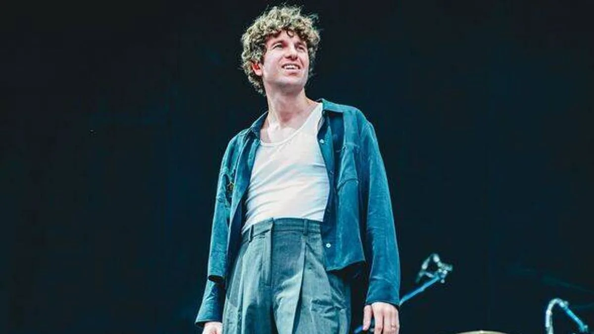 Rebel Wilson Surprises Reading Festival Crowd with The Kooks