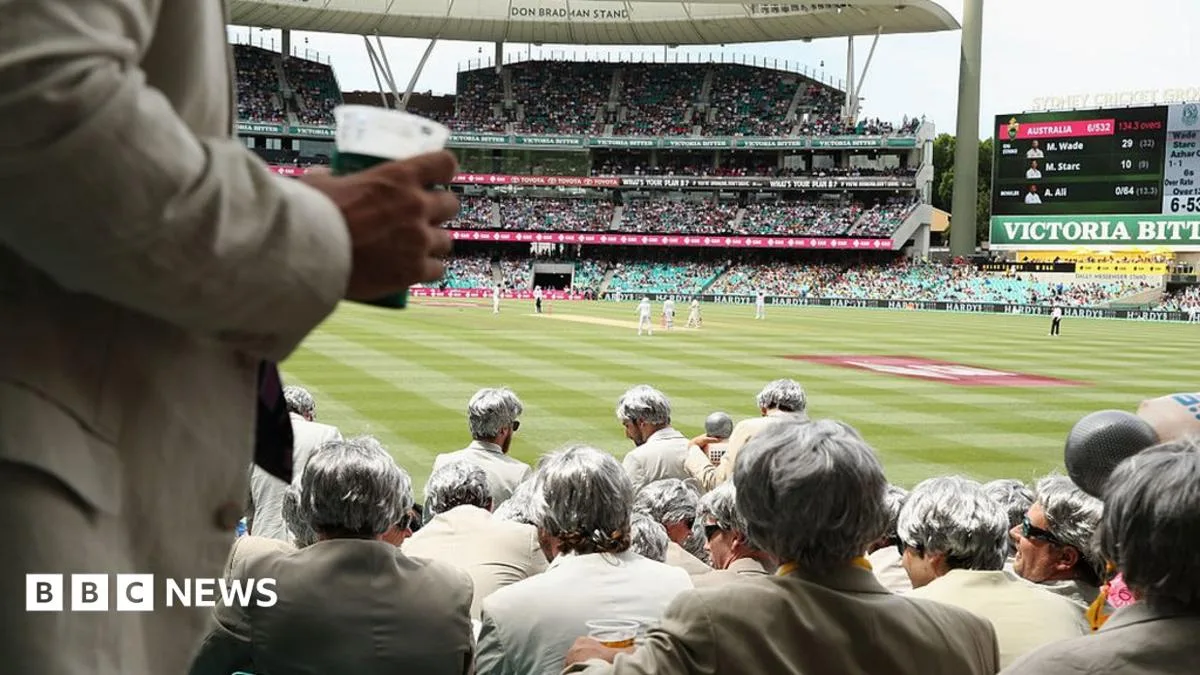Hundreds of Fans Pay Tribute to Richie Benaud at Sydney Cricket Ground