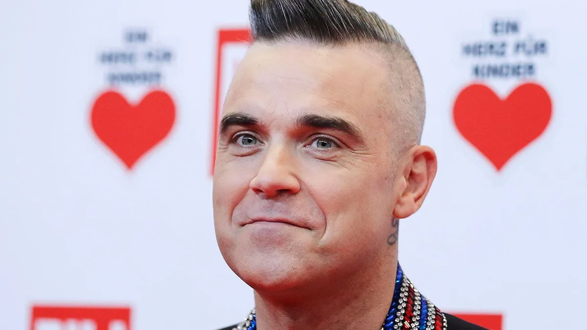 Robbie Williams Opens Up About Parents' Health Struggles