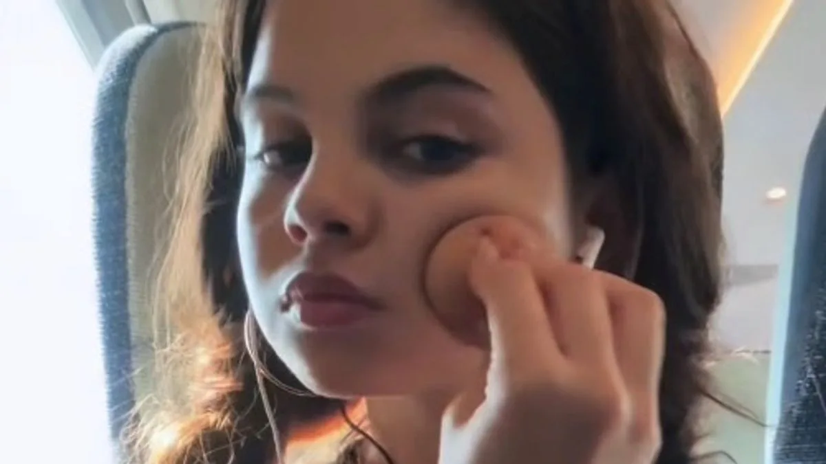 Ryan Thomas' Daughter Scarlett, 16, Does Makeup on Train After Skipping GCSEs