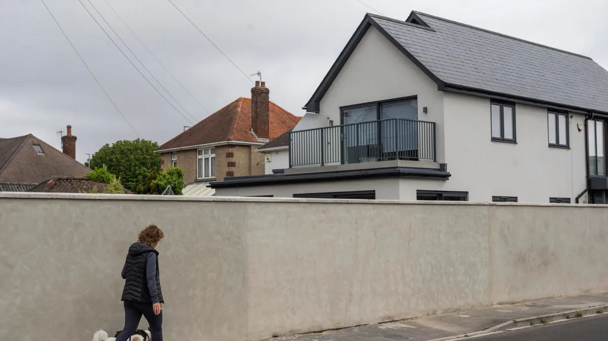 Sandbanks Resident Sparks Fury with 7ft 'Berlin Wall' Boundary