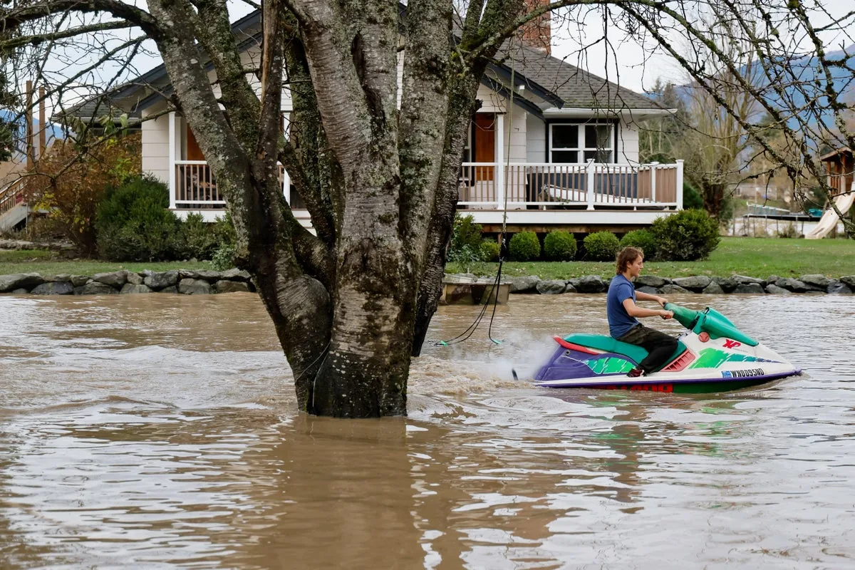 Levee Failure Triggers Emergency Evacuations in Seattle Suburbs