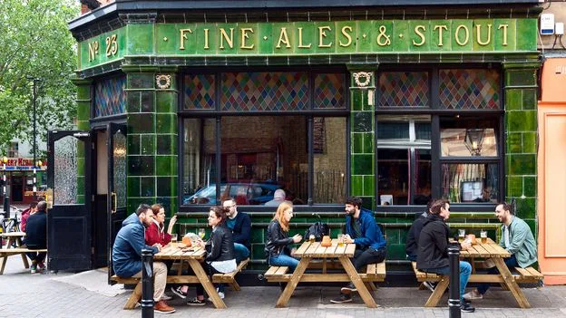 Six British Pub Rules Tourists Always Get Wrong