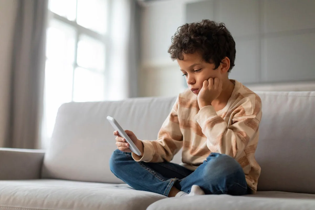Smartphones Before Age 12 Linked to Health Risks in Children, Study Finds