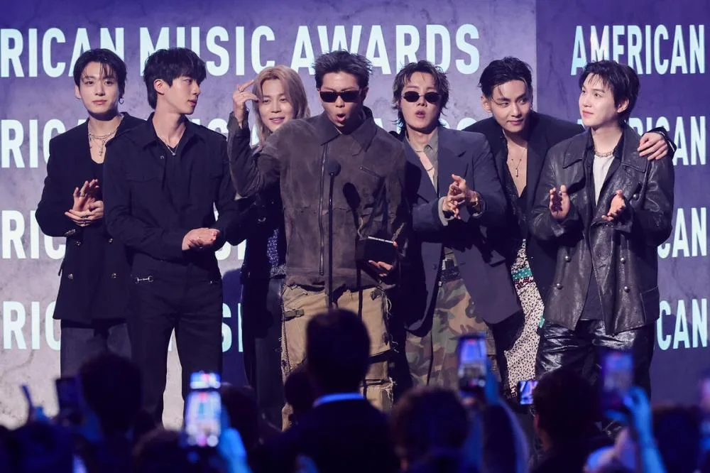 Sombr Wins Three AMAs with Mum as Date at 2026 American Music Awards