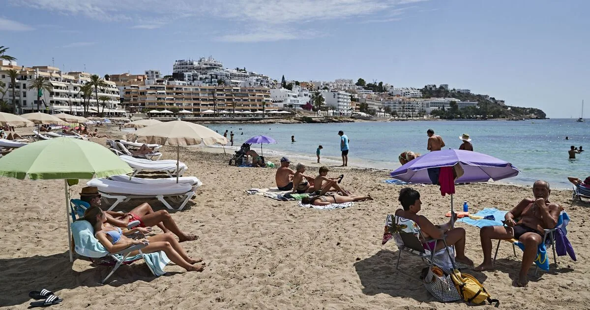 UK Tourists Face £1,680 Fine for Smoking on Spanish Beaches