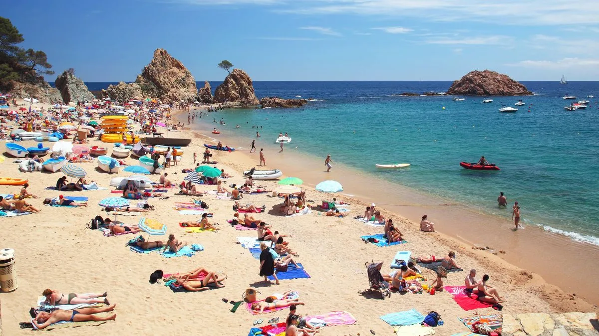 Spain’s New Tourist Rules: From Vaping Fines to Dress Codes