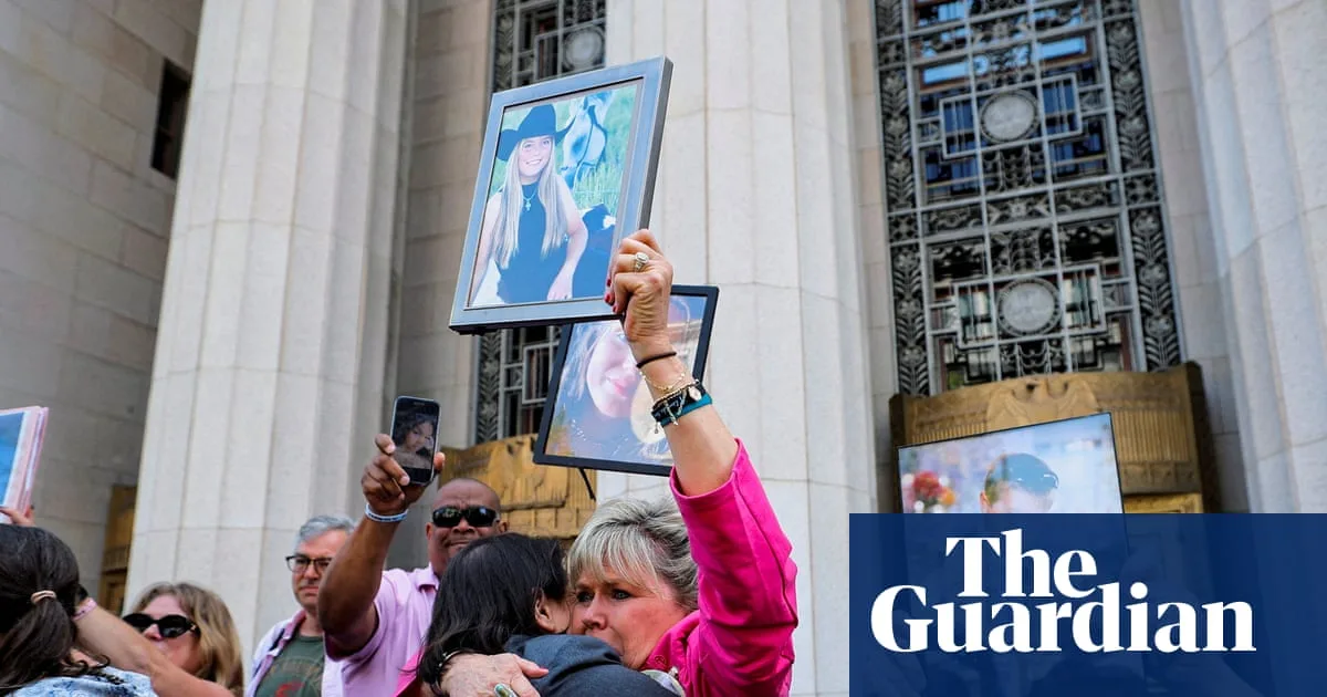 Starmer Vows Action Against Addictive Social Media Features