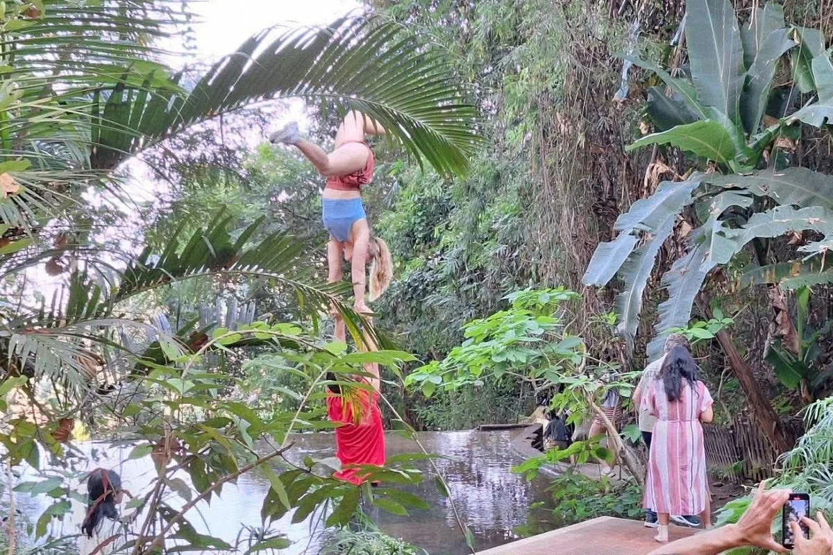 Thai temple warns tourists over yoga and 'revealing' clothing