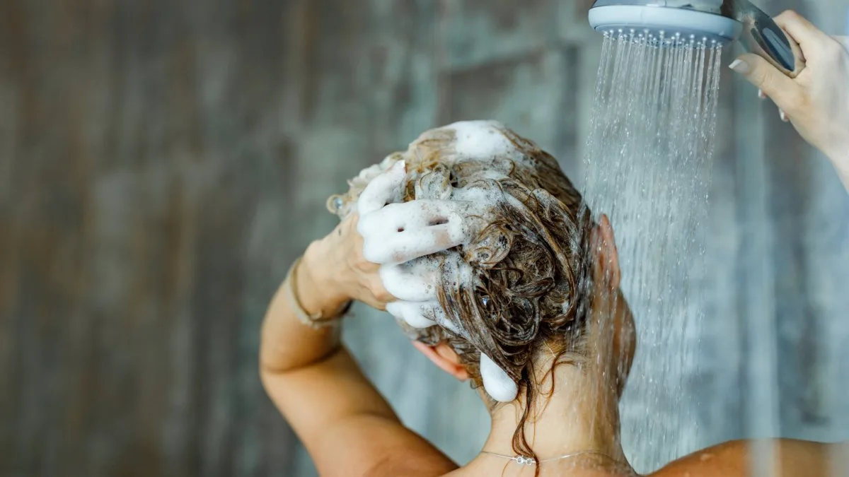 Eight Hair Washing Mistakes That Cause Damage, According to Experts