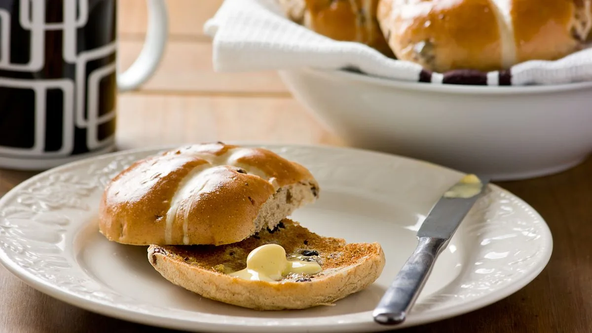 American's Hot Cross Bun Method Leaves Brits Horrified