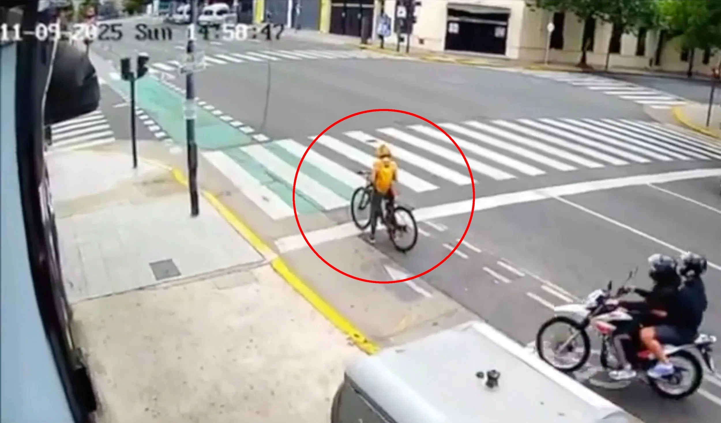 Tourist Foils Phone Thief In Buenos Aires Street Drama
