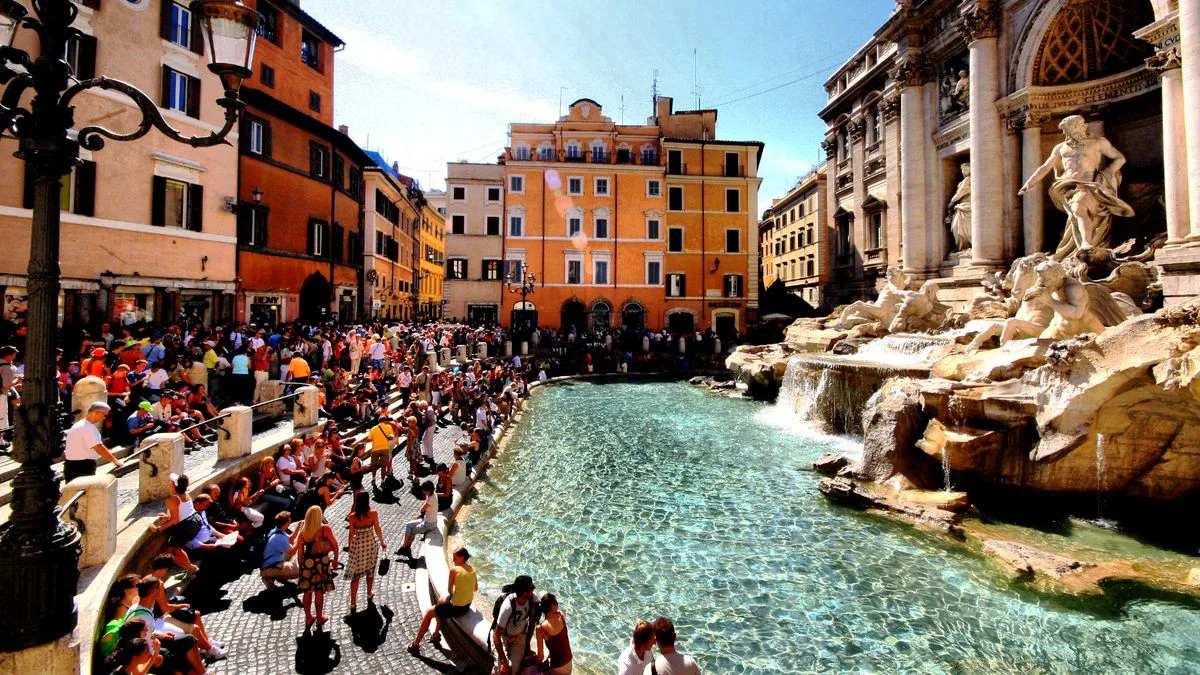 Tourist Fined £427 for Climbing into Trevi Fountain to Fill Water Bottle