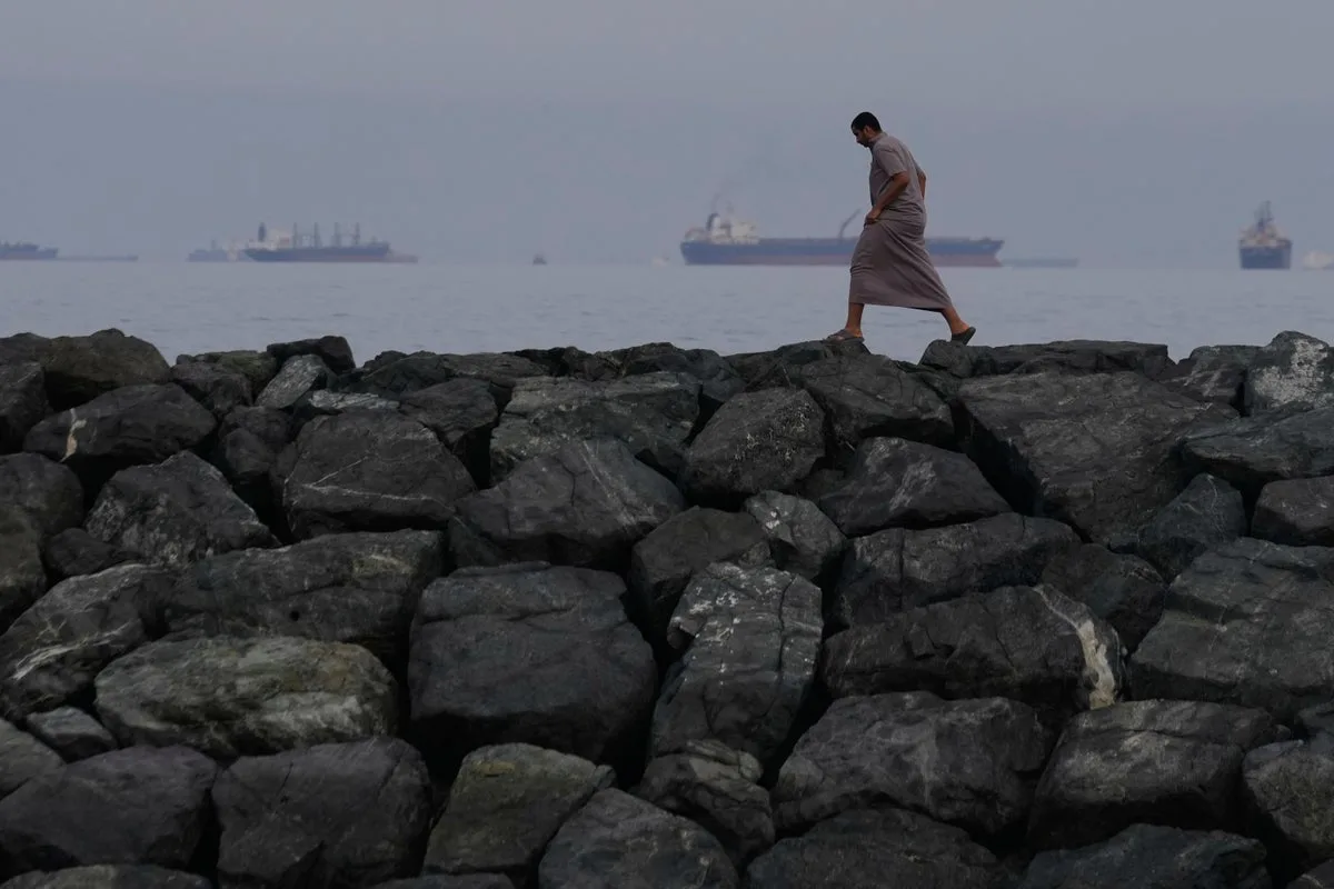 UAE Beachgoers Witness Tanker Congestion in Strait of Hormuz