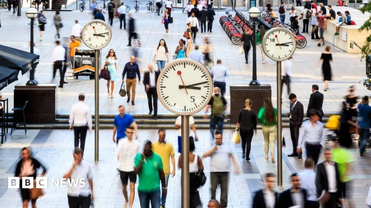 UK Employment Hits Record High as Jobless Rate Remains at 4%