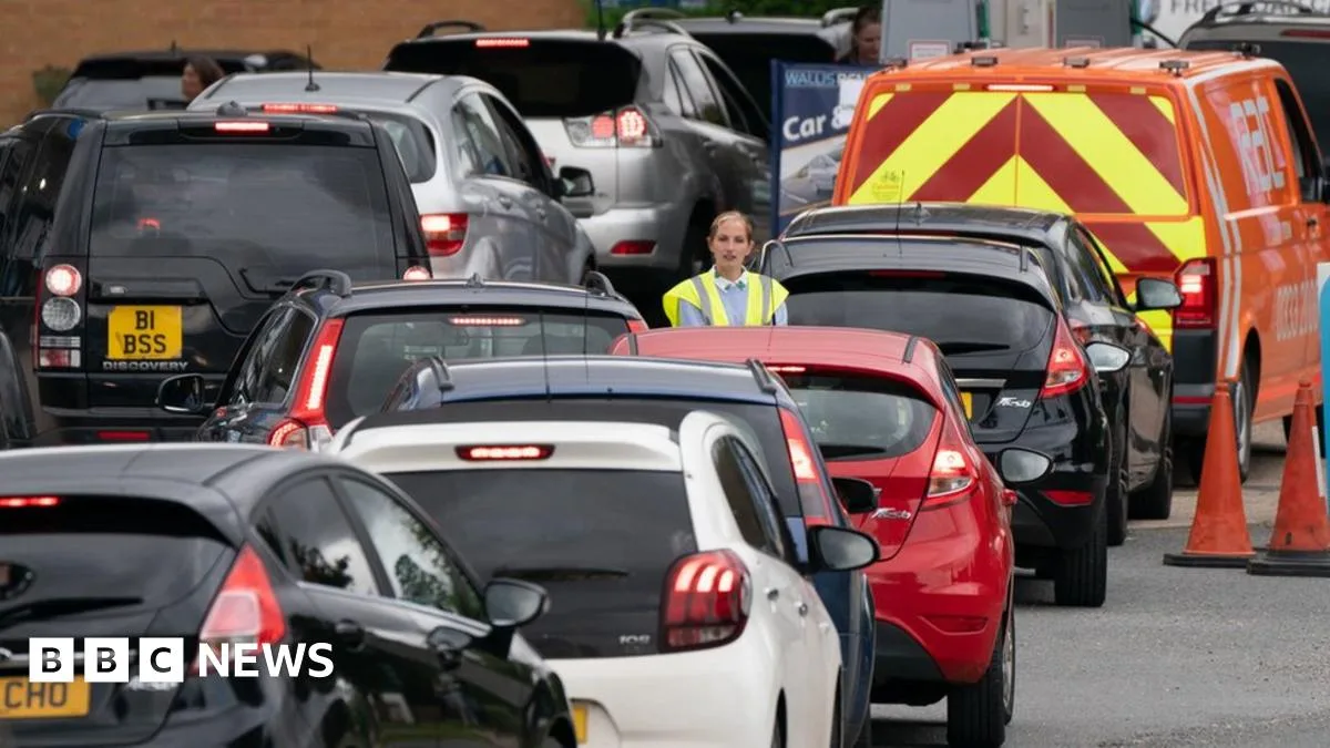 UK Fuel Crisis Easing, PM Johnson Says, as Minister Warns of Food and Fuel Shortages