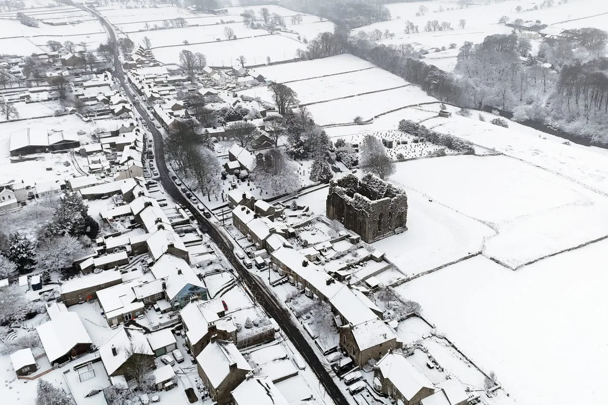Snow and freezing temperatures to hit UK after spring sunshine