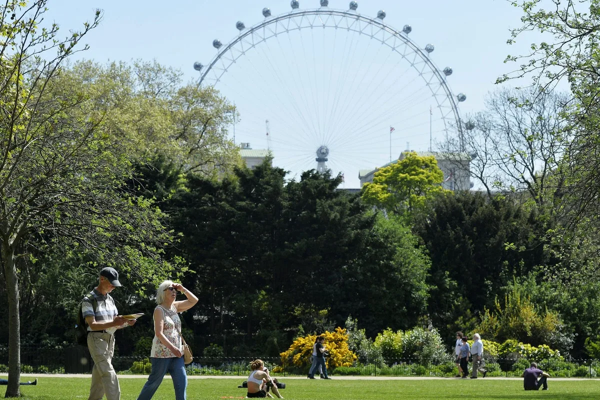 UK Set for Warm Bank Holiday Weekend but Monday Rain May Dampen Plans