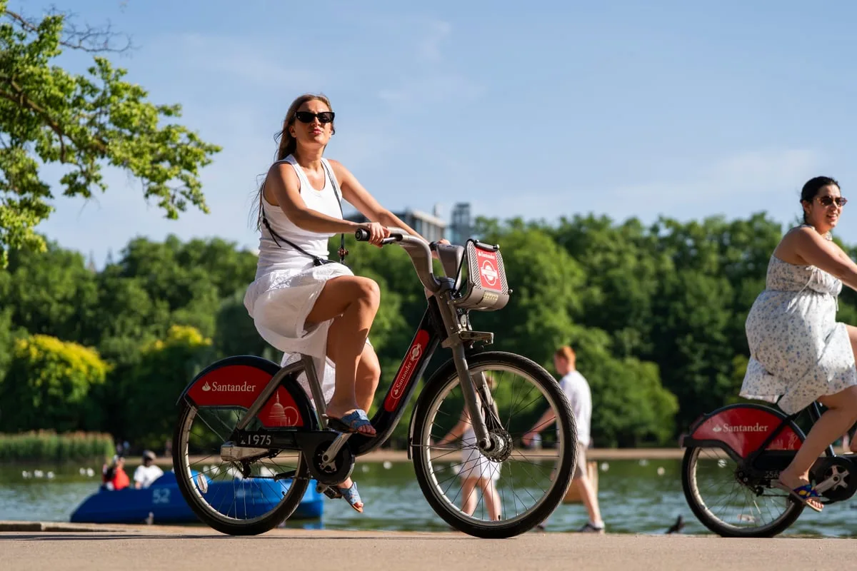 London Hits 35C as Heatwave Causes Travel Chaos and Health Warnings