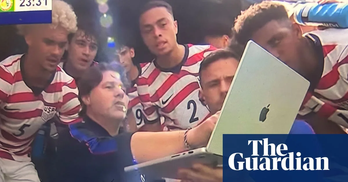 USMNT's Pochettino Uses Water Break for Laptop Coaching Session