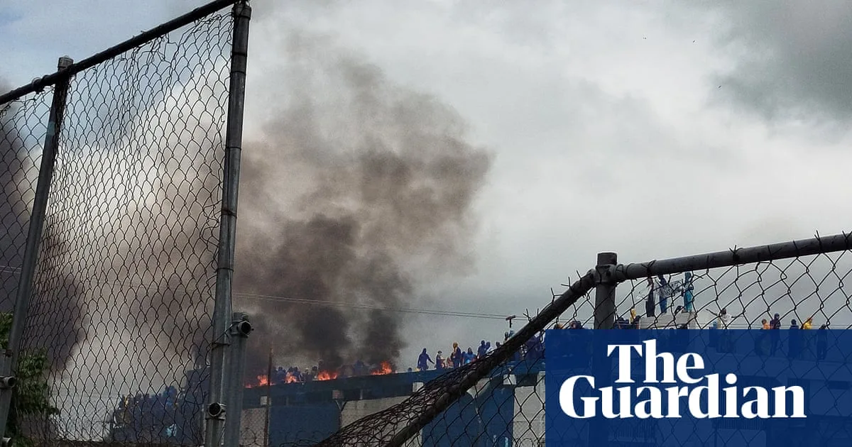Venezuela Prisoners Protest on Roof, Demand Director's Removal