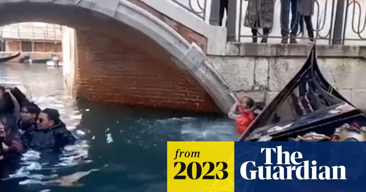 Tourists Capsize Gondola in Venice After Ignoring Selfie Ban