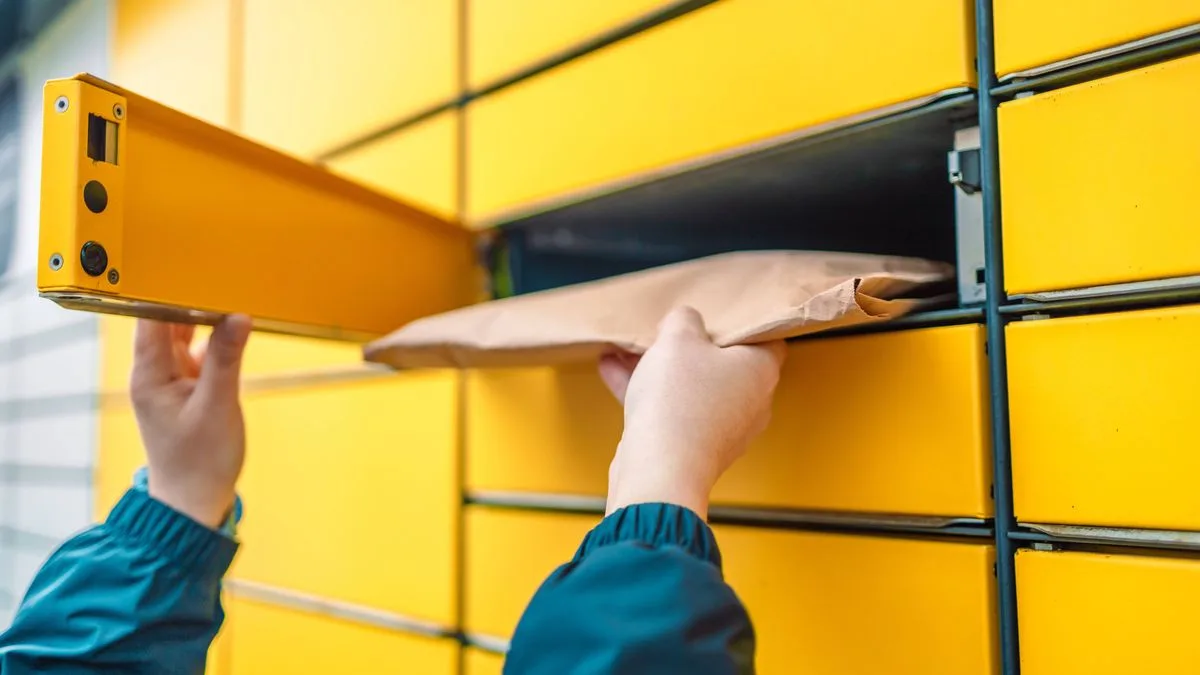 Vinted Shopper Warns of InPost Locker Scam After Receiving Empty Envelope Instead of £180 Coat