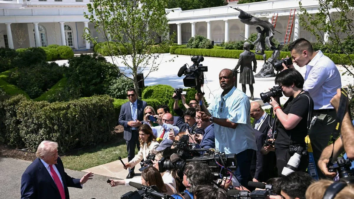 White House Security Alert After Man Jumps Barrier