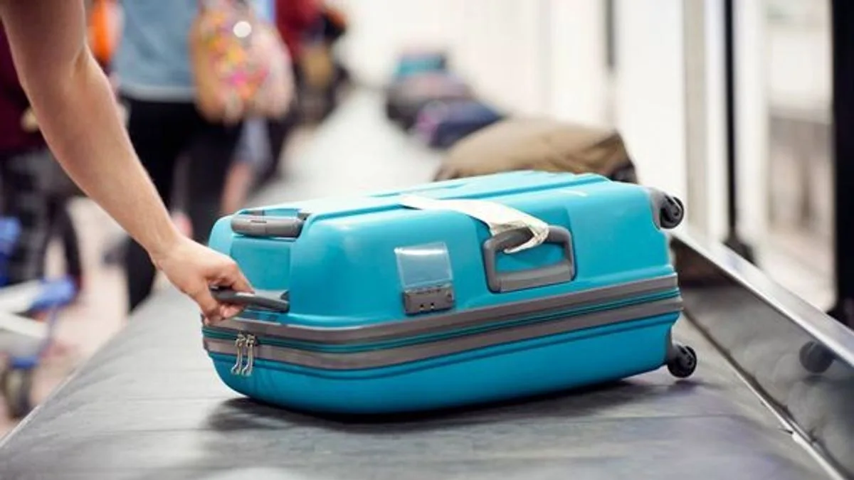 Travel Expert Warns Against Tying Ribbons to Suitcases