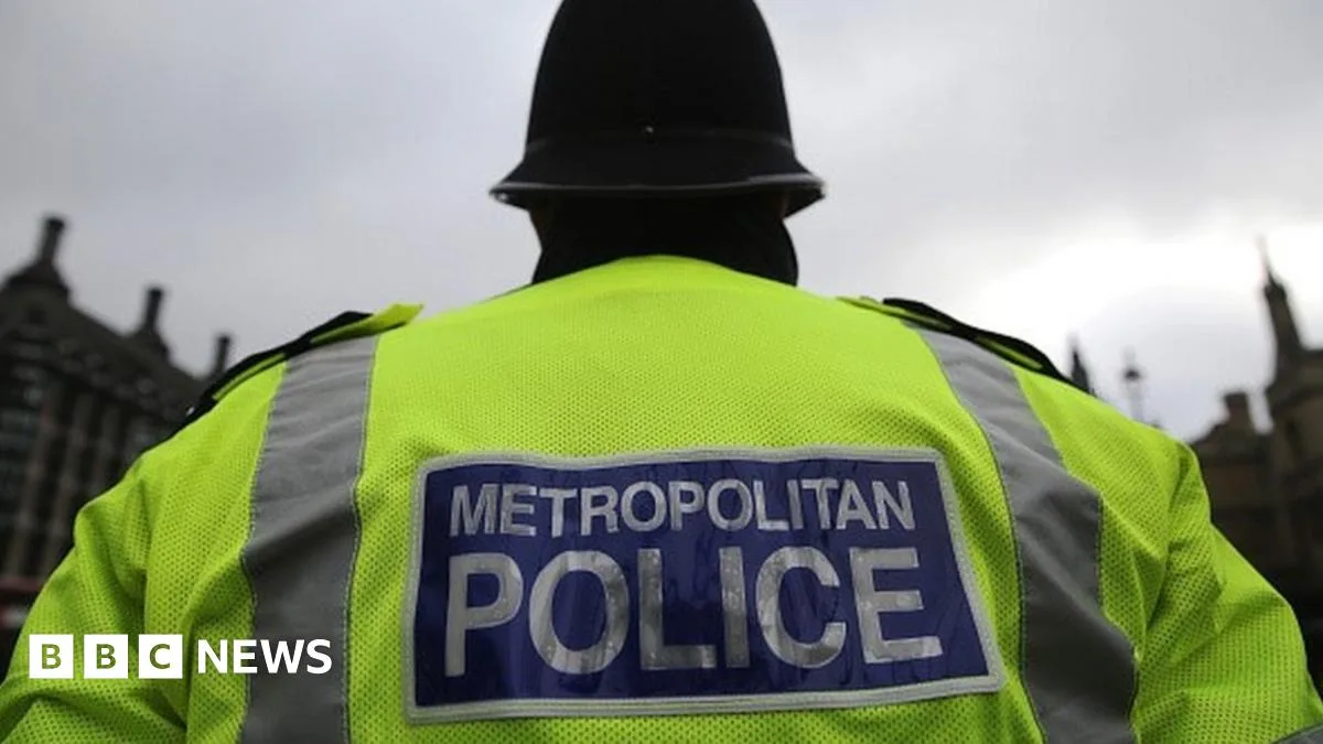Woman's Hijab Pulled Down in Racially Motivated Attack on Busy London Street