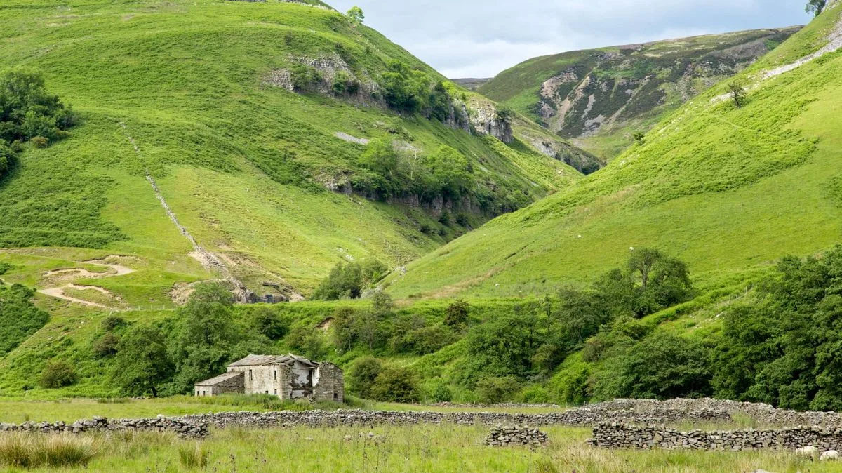 England's Largest Natural Hole Hull Pot in Yorkshire Dales Features Waterfall and 'Castle-Like' Walls