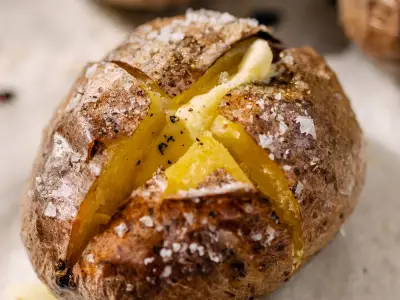 Crispy Jacket Potatoes Without Oil Using a Simple Salt Trick