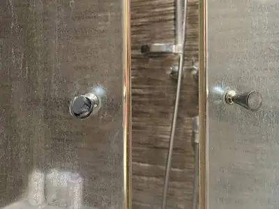 Remove Limescale from Shower Screens with Homemade 2-Ingredient Spray