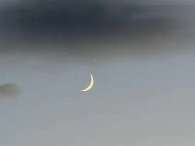 Stunning Photos Show Venus Dazzle Above Greater Manchester in Moon-Planet Alignment