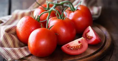 Tomatoes Stay Fresh for Two Weeks if Stored in This Kitchen Spot