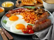 American Tourists Taste Full English Breakfast for First Time