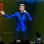 Barry Manilow Makes Triumphant Return to Stage in Glasgow After Cancer Battle