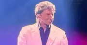 Barry Manilow Says Emotional Farewell to UK Fans at Final Show
