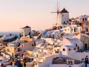 Brits Warned: Don't Go to Greece This Summer Without Knowing These Key Phrases