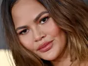 Chrissy Teigen Announces Sudden Death of Her Father in Emotional Tribute