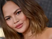 Chrissy Teigen Reveals Sudden Death of Her Father in Heartbreaking Tribute