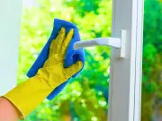 Clean windows with tea: a cheap, streak-free summer hack
