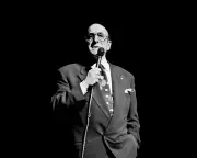 Clive Davis, Legendary Music Executive Who Signed Whitney Houston, Dies at 94