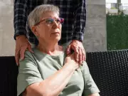 Early Alzheimer's Signs Often Include Two Changes, Not Memory Loss