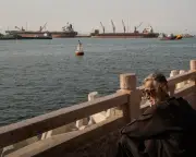 Hormuz Strait Blocked by 80 Mines, Clearing to Take Time, Tanker Group Says