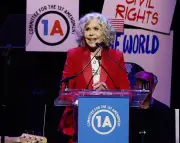 Jane Fonda, De Niro, Midler Target Trump at First Amendment Benefit Concert