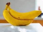 Keep Bananas Fresh Longer with Cling Film in Summer Heat