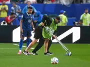 Kylian Mbappe Helps Ground Staff During Two-Hour World Cup Rain Delay